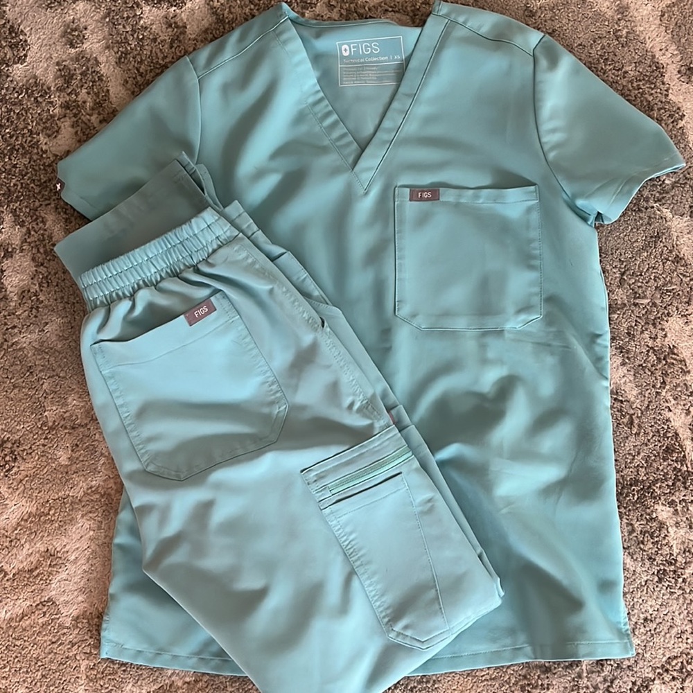 Figs Seaglass set including Catarina 1 pocket top and Yola skinny pants, size XS